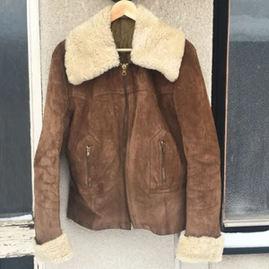  - 60/70-tals mockajacka med fårullskrage och moddar. Superbra skick 