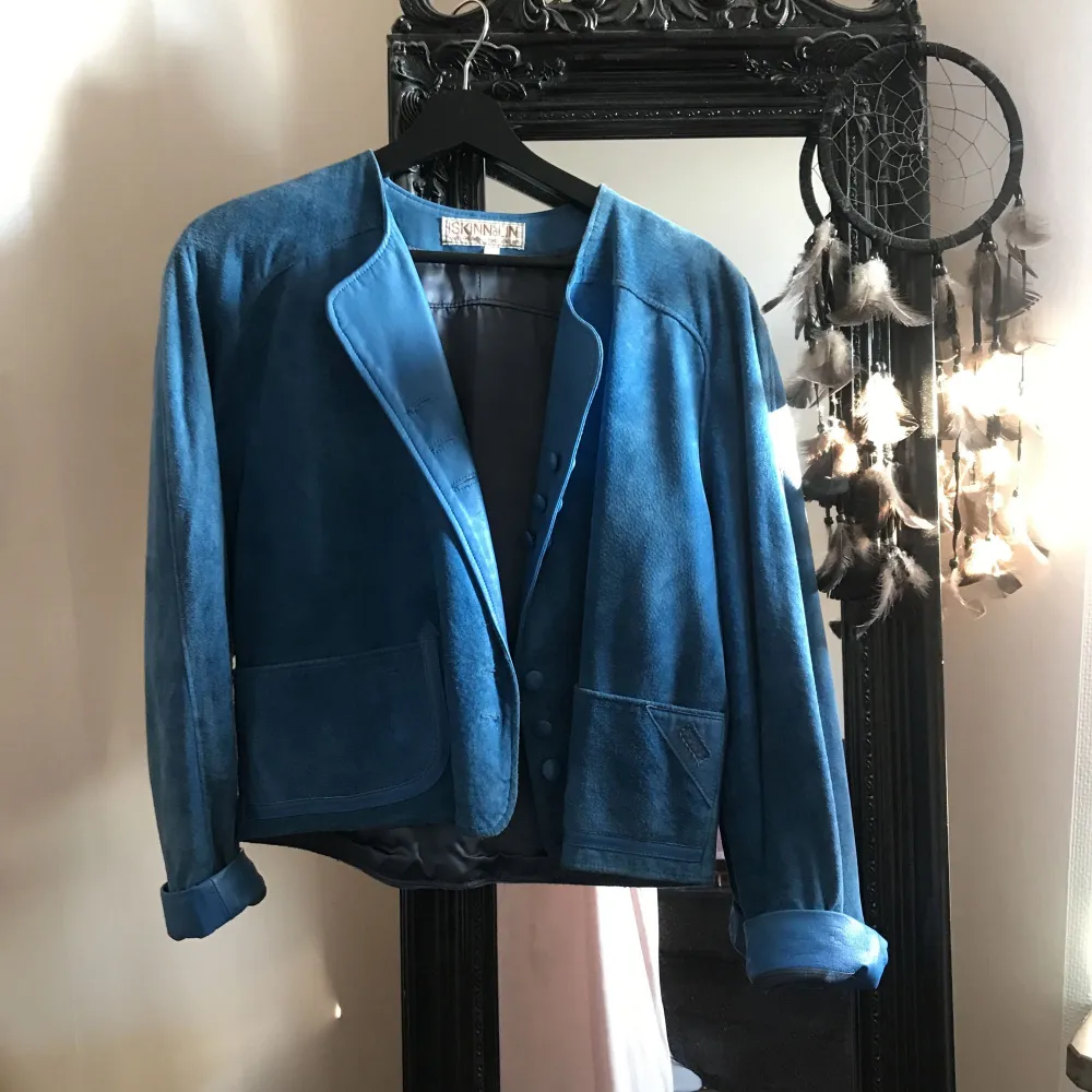 Blå vintage jacka i läder. Snygga detaljer på baksidan 🌿 köparen står för eventuell frakt. . Jackor.
