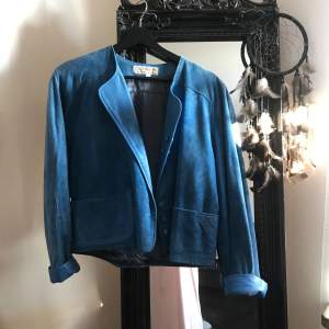 Blå vintage jacka i läder. Snygga detaljer på baksidan 🌿 köparen står för eventuell frakt. 