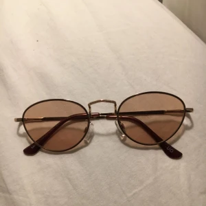  - Snygga solglasögon från urban outfiters, helt nya, nypris:200kr. Köparen står för frakt💖