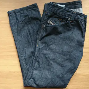 🌸 Helt ny jeans! 📦 Porto tillkommer & Skickar med spårbar frakt 📦 samfraktar vid köp av flera plagg 💵 Betalning med Swish. 📷 Filmar alltid när jag postar.