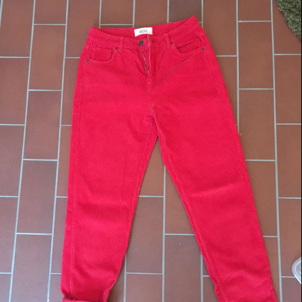 BDG cord jeans från urban outfitters. Super sköna och snygga på men lite för stora för mig. Jätte härlig röd färg, dom är aldrig använda :) . Jeans & Byxor.