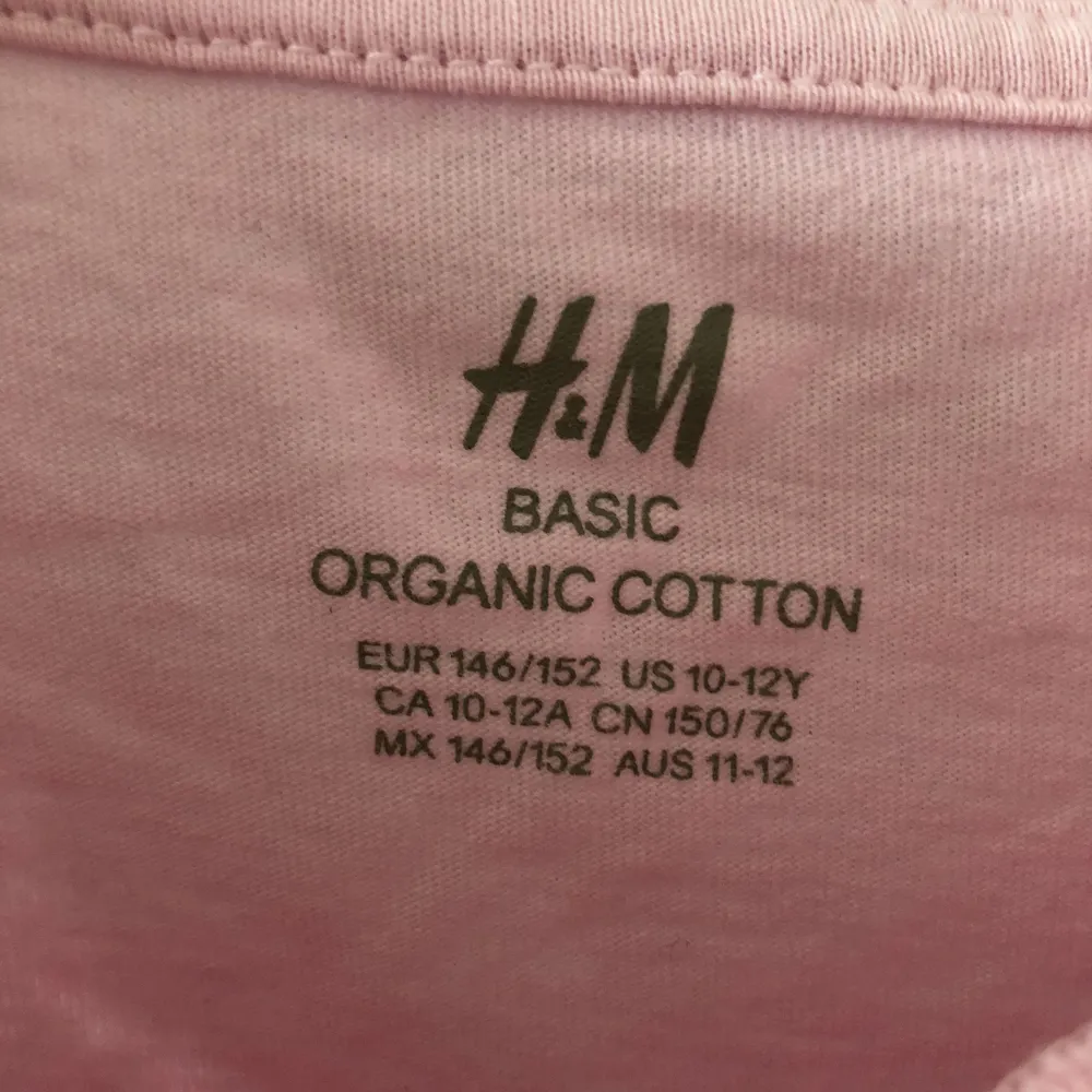 Ljusrosa tröja från H&M i storlek XS eller 147/152. Meddela mig vid Intresse! Ska såklart strykas innan köparen för den!!. Toppar.