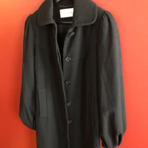  - Elegant coat, fancy sleeves 