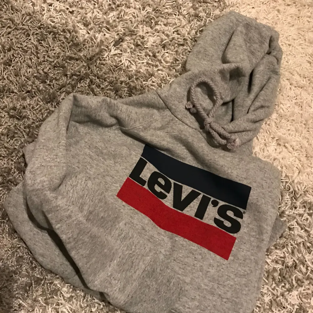 Levi’s hoodie, storlek M, köpt här på plick men sitter inte som jag vill så säljer vidare. (SÄNKT PRIS, hade den uppe för 250 men säljer nu för 200). Hoodies.