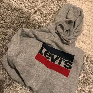  - Levi’s hoodie, storlek M, köpt här på plick men sitter inte som jag vill så säljer vidare. (SÄNKT PRIS, hade den uppe för 250 men säljer nu för 200)
