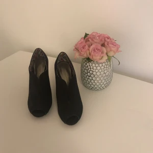  -  Svarta högklackade skor. Säljer dessa snyggingar då jag nästan aldrig använder högklackat och de tyvärr bara får stå i garderoben och ta plats. Väldigt sköna och inköpta i USA! 