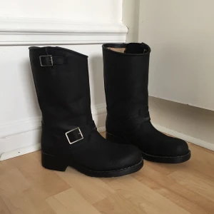  - Superfina boots från Johnny Bulls (mellanstorleken) i strl 37. Knappt använda pga de är lite trånga mellan skaftet och foten, endast provade enstaka gånger. Köparen står för frakt 🌸