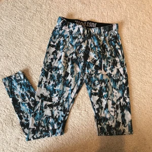  - Träningstights från Nike i storlek S