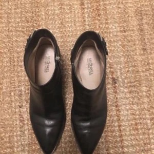  - Ett par äkta Michael kors skor, äkta skinn och inte speciellt använda. Storleken är i 40 🌸 frakt tillkommer om dem behövs skickas. 