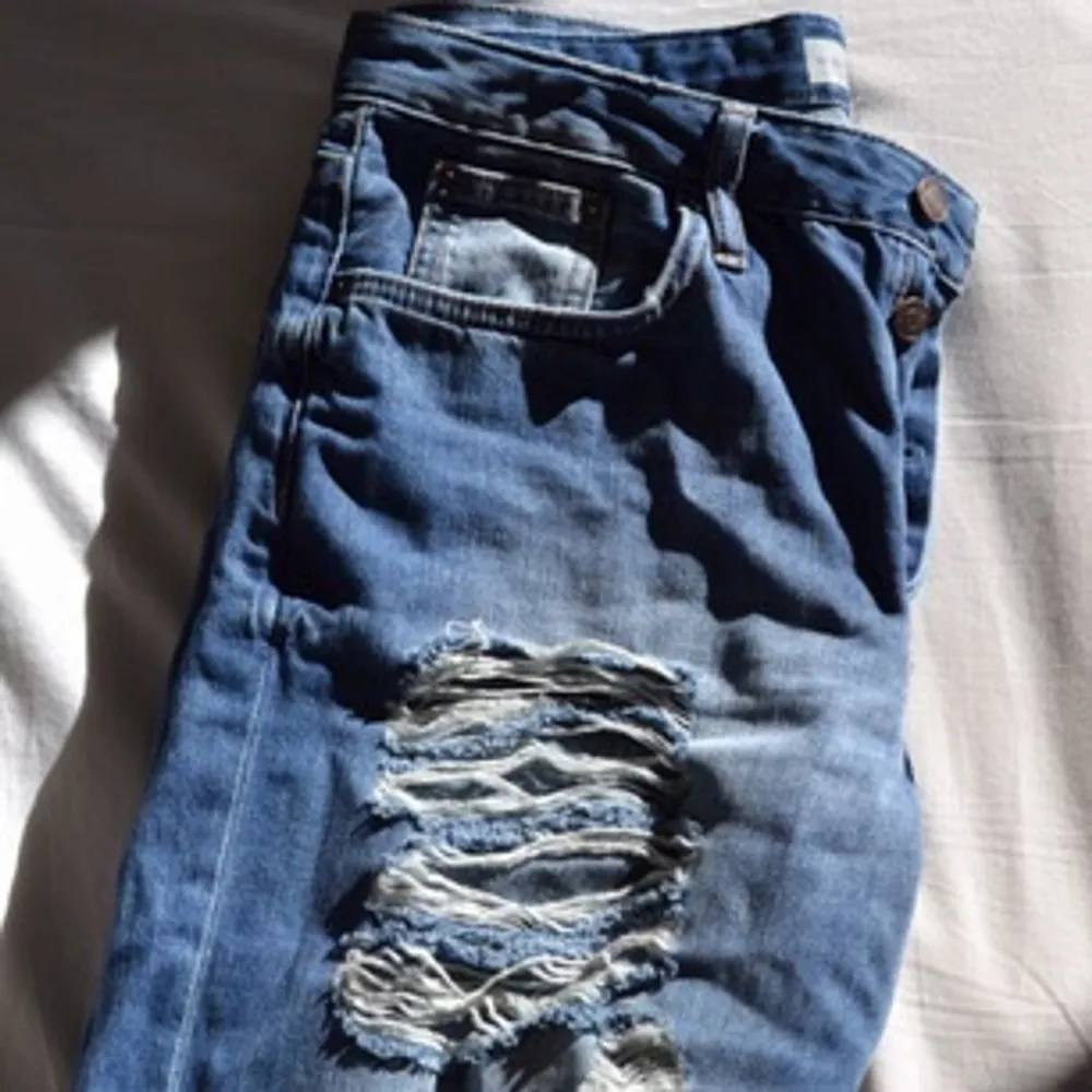 Så snygga ripped jeans från Top Shop! Säljer pga för stora runt höfterna på mig, men älskar dem annars. Kan mötas upp i Stockholm eller posta, frakt tillkommer isf. Bara att skriva om du har några frågor! ☺️💞. Jeans & Byxor.