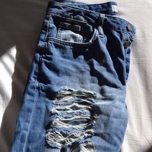 Så snygga ripped jeans från Top Shop! Säljer pga för stora runt höfterna på mig, men älskar dem annars. Kan mötas upp i Stockholm eller posta, frakt tillkommer isf. Bara att skriva om du har några frågor! ☺️💞