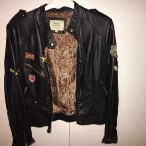  - Oanvänd skinnjacka från CC, säljs för 150kr i storlek S, färgen svart. Snygg och cool till både våren och hösten 💗 köparen står för frakten
