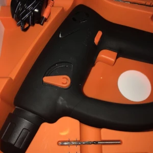  - En borr för alla material samt betong.  Kommer med olika motiv samt olika  borr skruvar  Tillkommer laddare och låda.  Använd 1 gång. I bra skick ! 