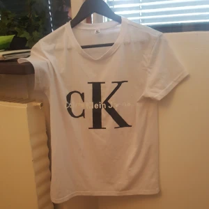  - T-shirt står ingen storlek men passar S-M