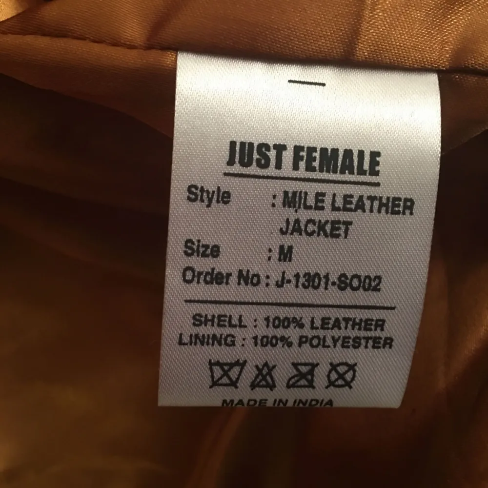 Skinnjacka, köptes för 2000 kronor från JUST FEMALE.com Inga defekter förutom en ynga missfärgning uppe vid axlarna. . Jackor.
