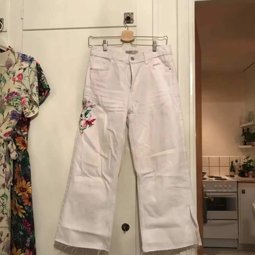 Vita culotte jeans med brodyr på höften och slits nedtill från Zara. Använda en gång. Möts upp i Sthlm eller skickar mot fraktkostnad.. Jeans & Byxor.