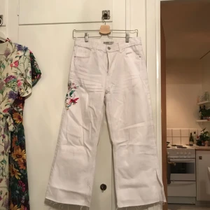  - Vita culotte jeans med brodyr på höften och slits nedtill från Zara. Använda en gång. Möts upp i Sthlm eller skickar mot fraktkostnad.