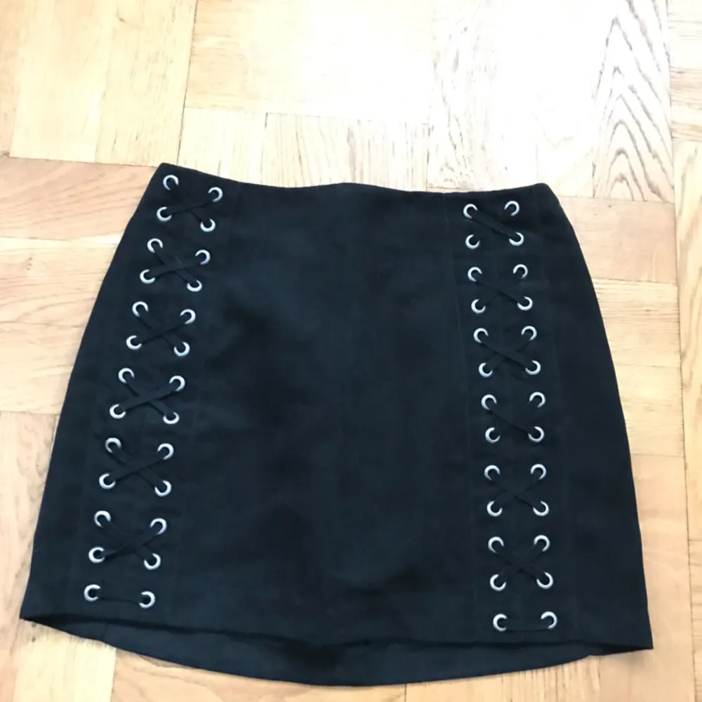Fin svart kjol från H&M, knappt använd, max 2 gånger. Säljs på grund av för liten storlek. Kan mötas upp i Sundvsall eller annars skickas med frakt på 30kr. Kjolar.