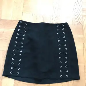 Fin svart kjol från H&M, knappt använd, max 2 gånger. Säljs på grund av för liten storlek. Kan mötas upp i Sundvsall eller annars skickas med frakt på 30kr