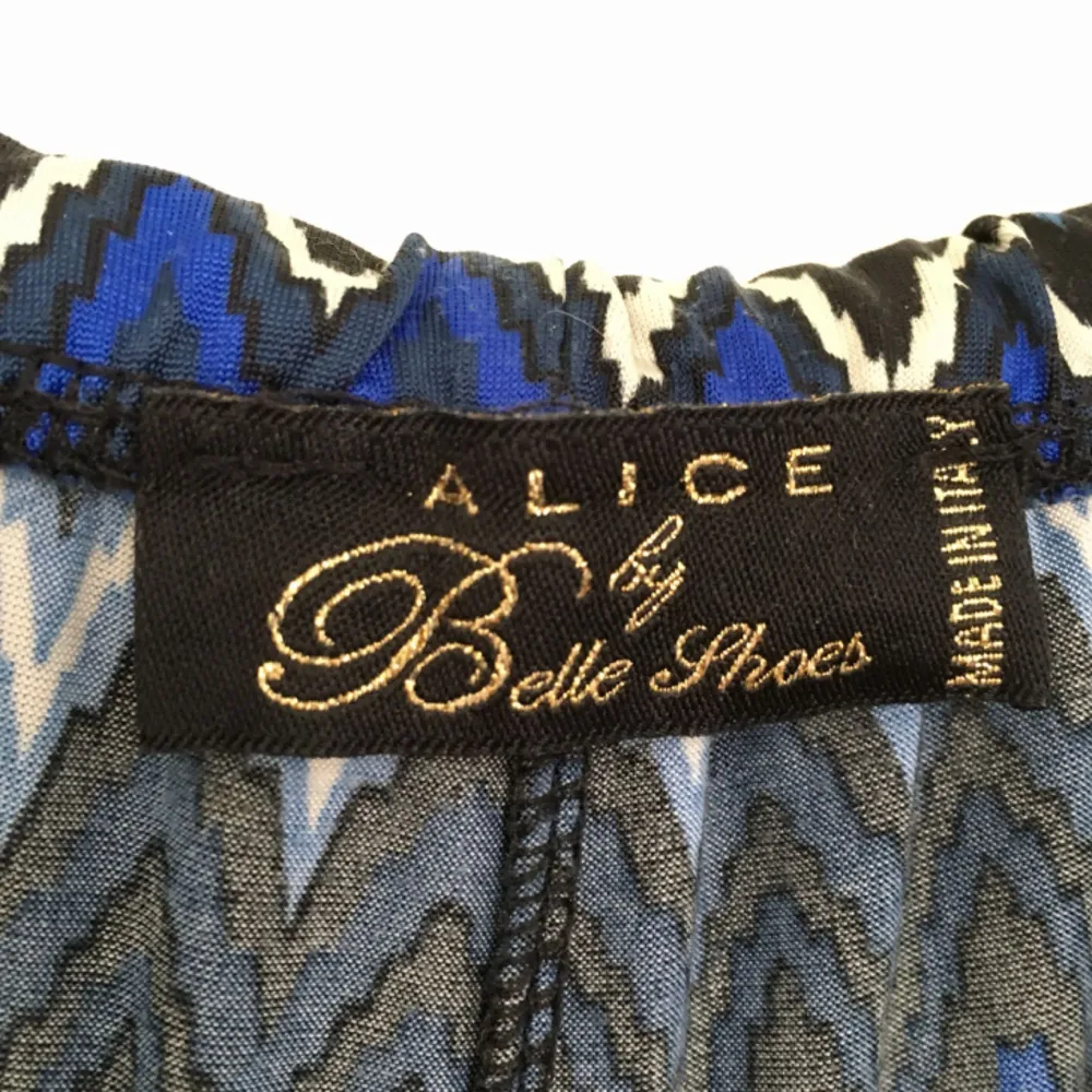 Blåa sicksackbyxor i tunt material i storlek XS från Alice By Belle Shoes. De passar något kortare eller mindre personer för de är uppsydda några centimeter. Frakt tillkommer. Jeans & Byxor.