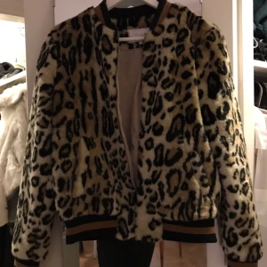  - HELT ny jacka från vila!! Originalpris 900