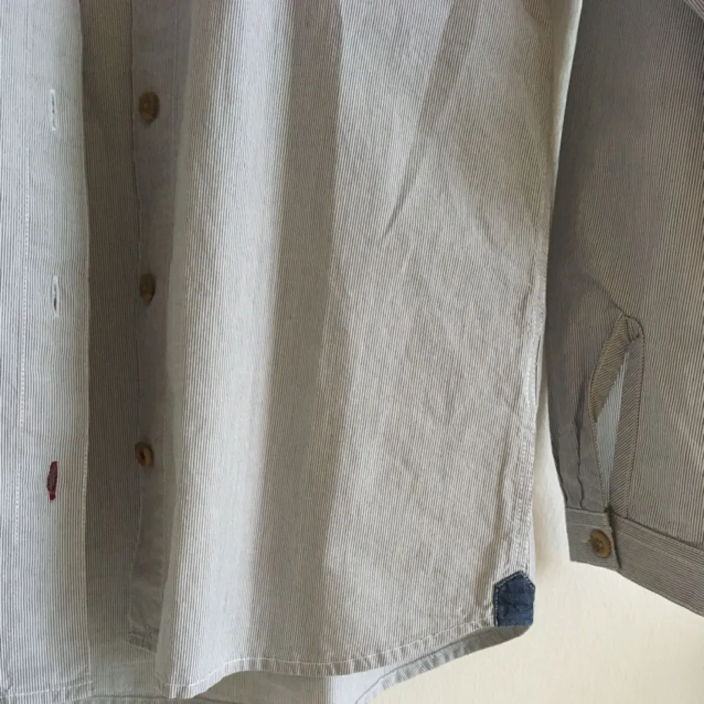Fantastisk skjorta med ”bondekrage” från svenska snökläder. Många fina detaljer och den är bara använd 2-3 gånger! ⛵️. Skjortor.