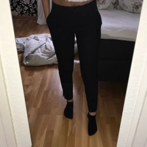  - Svart kostymbyxa från MQ.