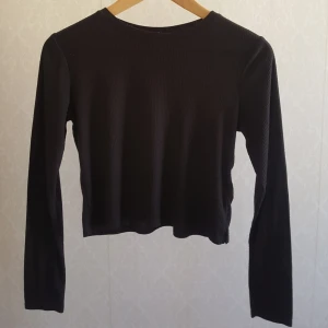  - Svart långärmad tröja i ribbat material 