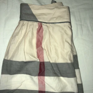  - En kjol från märket Burberry som köptes förra året men ej kommit till användning då den är för liten för mig. I storlek 34