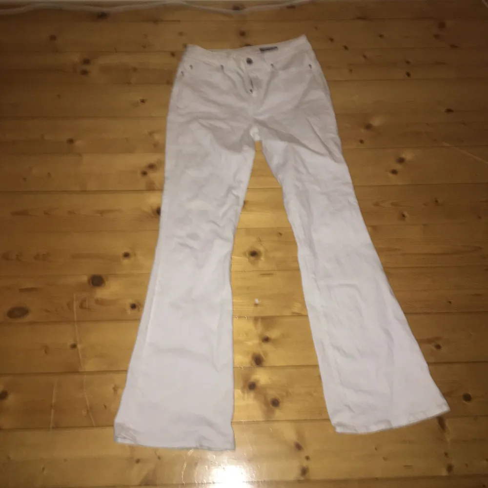 Tommy Hilfiger flare jeans vita, provade en gång säljer pga för stora , nypris 1300, är inte omöjlig med pris sänkning. Jeans & Byxor.