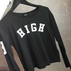  - Svart långärmad tröja som är lite åt det kortare hållet. Köpt på BikBok. Kan mötas upp i Sundsvall eller skickas. Frakt står köparen i så fall för.