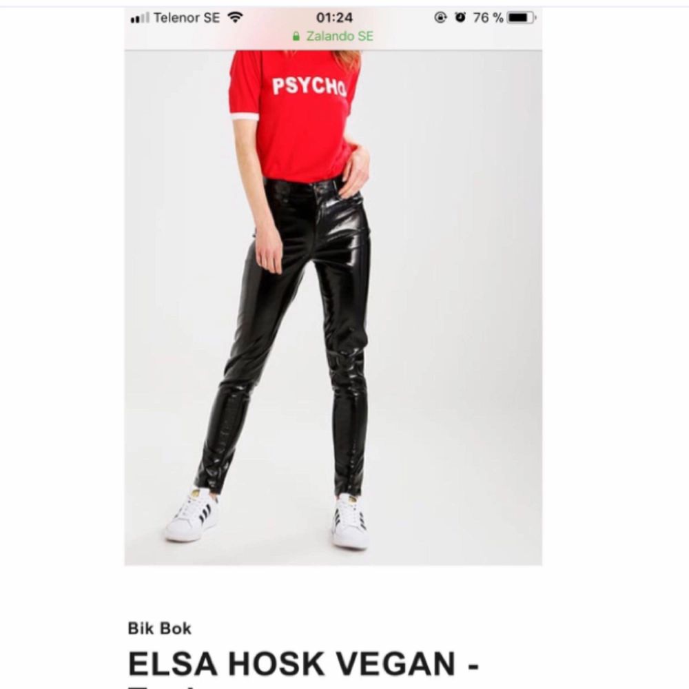 Säljer dessa sjukt snygga byxorna ifrån Elsa hosk’s kollektion från bik bok pga fel storlek. Dom är köpta för 399kr, Prislappen är kvar👍🏽💕 +frakt . Jeans & Byxor.
