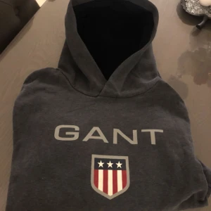  - Äkta Gant herr tröja, grå storlek M. Knappt använd. Pris 250kr.