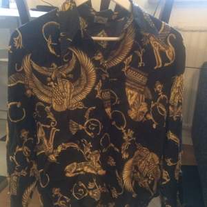 Vintageskjorta med mässingknappar i stl S/M