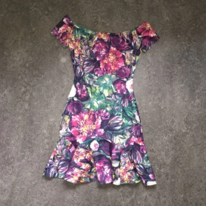  - Jätte söt somrig klänning från Nelly. Använd endast en gång, super fint skick. Tight åtsittande som är perfekt att dansa i. Går nedanför axlarna. 