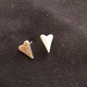  - Örhängen superfina stå love på dem