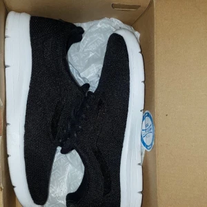  - Säljer mina skitsnygga helt nya vans för att dom tyvärr är för små. Storlek 35. Dom är använda en gång så dom är som helt nya. Köpte för 899, säljer nu för 400kr eller ge ett bud. Köparen betalar frakten.