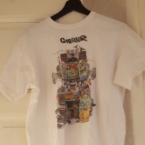  - gorillaz tröja! så fin. jättefin passform, kort men baggy, funkar från xs-l beroende på önskad passform. frakt tillkommer