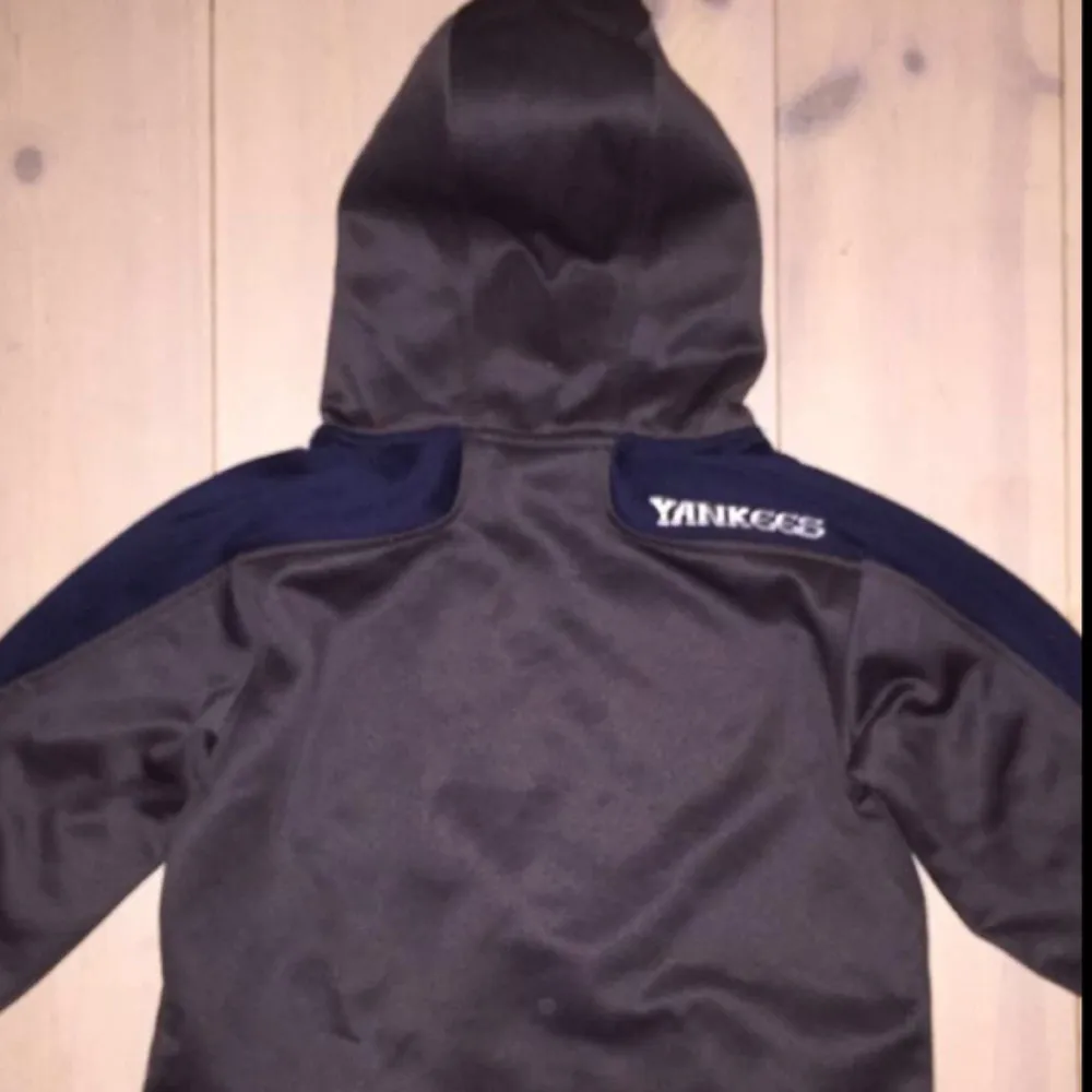 Unik hoodie från Adidas samarbete med Yankees!  . Hoodies.
