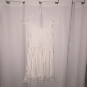  - Vit spetsklänning för barn. Köparen står för frakt