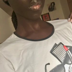  - T- shirt i storlek 40. Är i bra skick och har knappt används. Köparen står för frakten. 