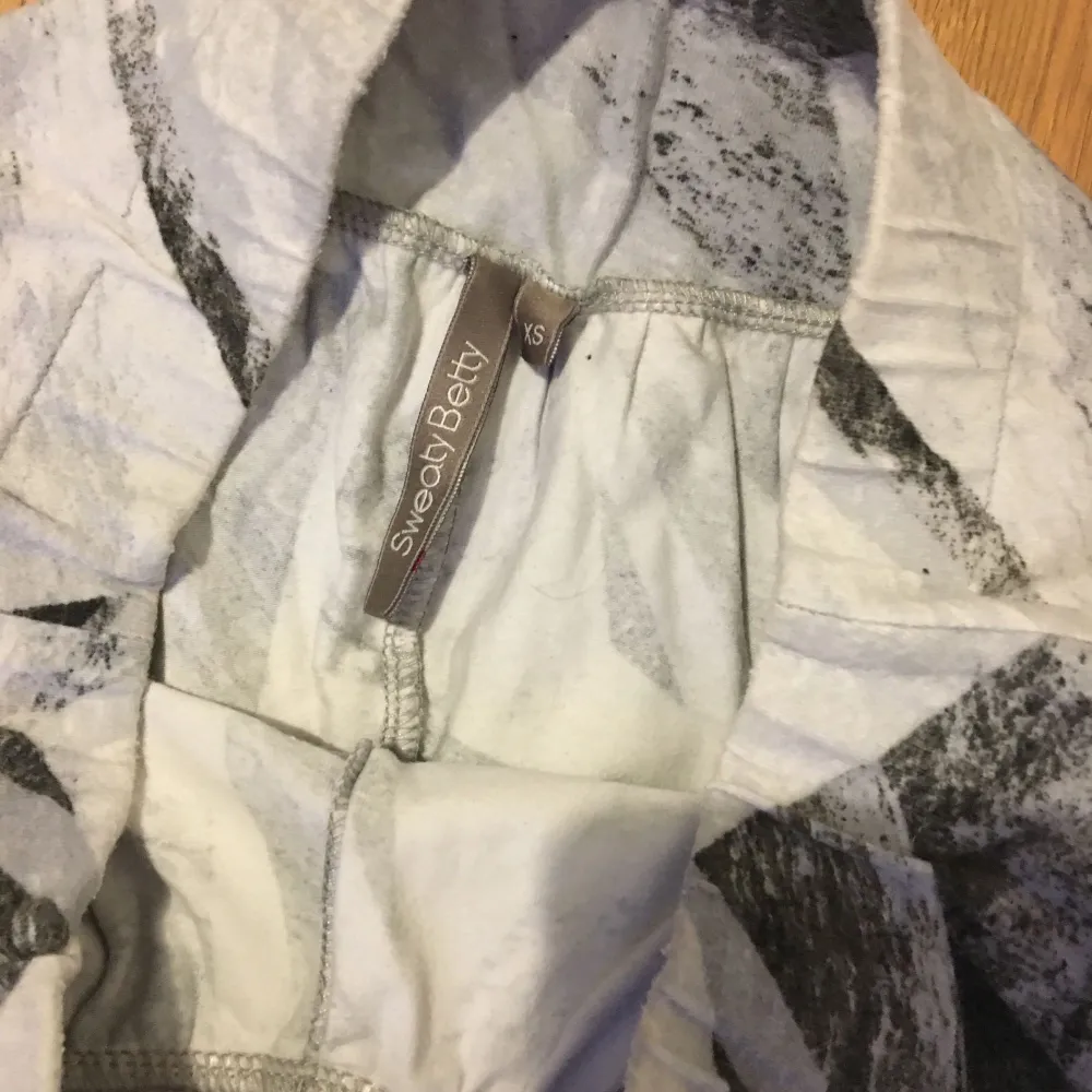 Sweaty Betty brand cropped sweat pants. Super soft lovely fabric. . Jeans & Byxor.