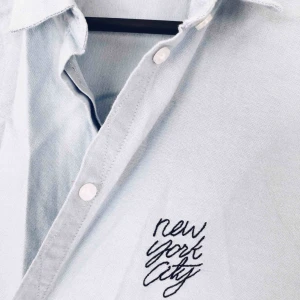  - Blå skjorta, lite oversize i modellen. Bör därför passa L också 💫 frakt + 30kr 💘