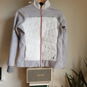  - Fräsch sportig jacka i ett tunnare material. Märket är slam.stl small.    