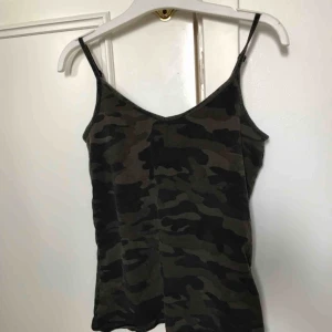  - Militärmönstrad linne