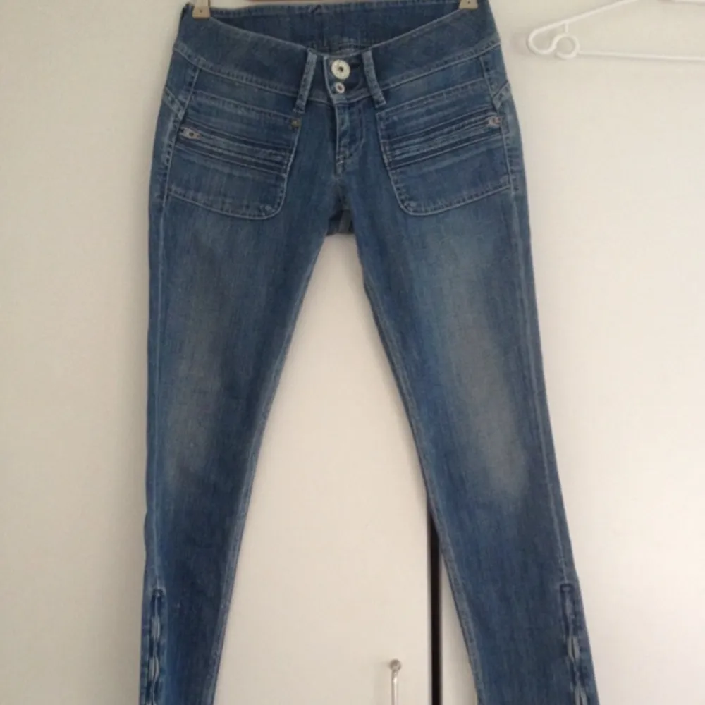 Ljusa Pepe jeans. Dragkedjor vid benslut. . Jeans & Byxor.