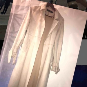  - Mocka kappa från zara använd bara en gång. snyggg till våren :))