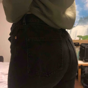 - Svarta jeans från Monki i “high waisted balloon leg”, de sitter antingen som lite tajtare mom jeans eller vanliga mom jeans:)   +59kr frakt 