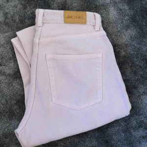  - Rosa / ljuslila jeans från MONKI. Endast använda ett fåtal gånger. Jättefin passform och fin färg till våren. Hög midja, ingen stretch. Frakt ingår i priset :)